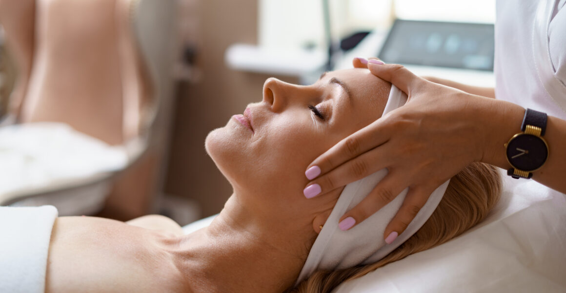 gezichtsbehandeling Gezichtsbehandeling facial massage beauty treatment 2022 01 18 23 32 16 utc 1160x600